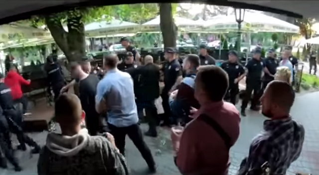 Bašta kafića protiv 30 policajaca