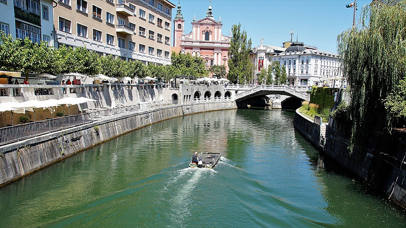 Slovenci u proseku primaju 1.082 €