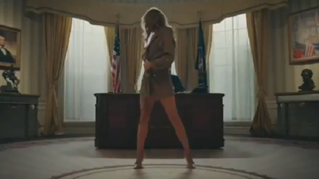 "Naga Melanija" pleše ispred repera (VIDEO)