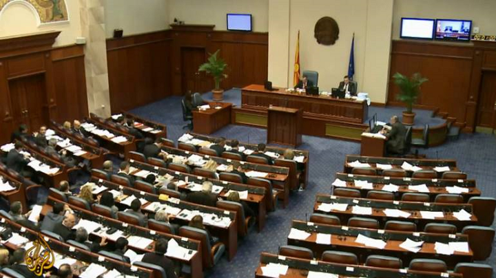 Zaseda Sobranje Makedonije, Zaev trguje s poslanicima nudeći amnestiju, građani na ulici