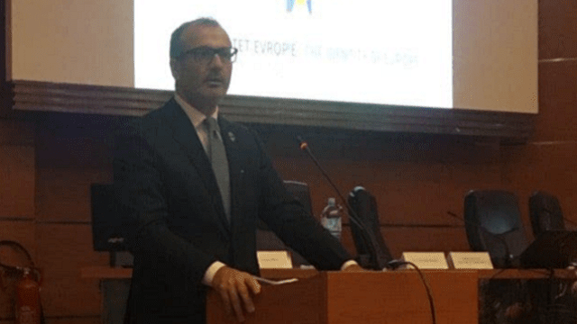 Vučić sa Fabricijem: Očekujem da EU uloži dodatne napore da Prištinu navede da povuče odluku