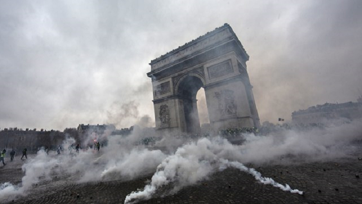 Pariz se plaši državnog udara, 89.000 policajaca "brani" Francusku Pariz se plaši državnog udara, 89.000 policajaca "brani" Francusku