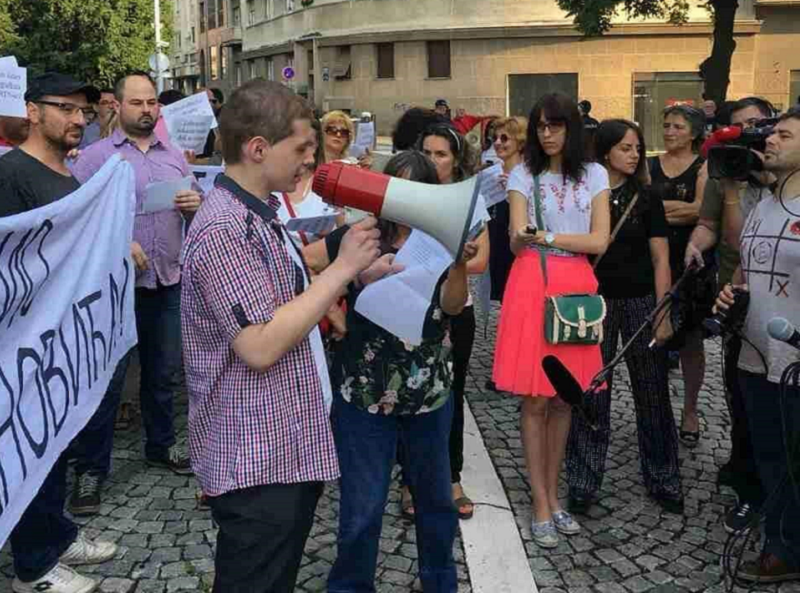 Devetnaestogodišnji Ivan Milanović kandidat za člana predsedništva Pokreta slobodnih građana! Da li je Srbija spremna za mladog i neukaljanog lidera ili će to biti bacanje "bisera pred svinje"?