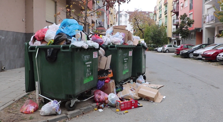 O nevidljivim čuvarima kontejnera u NS: "Zbog kore hleba ili stare lepinje ideš kod sudije za prekršaje i odležiš 5 dana u zatvoru"