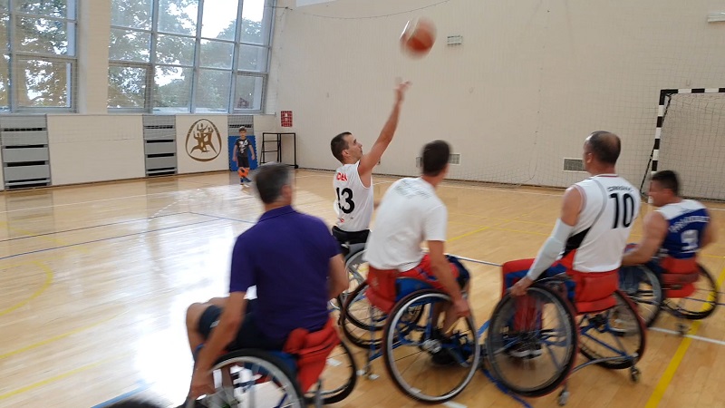 Sudbine momaka u kolicima su različite ali oni ne žele da ih nazivate tužnim pričama. Oni zaista sve mogu sami!