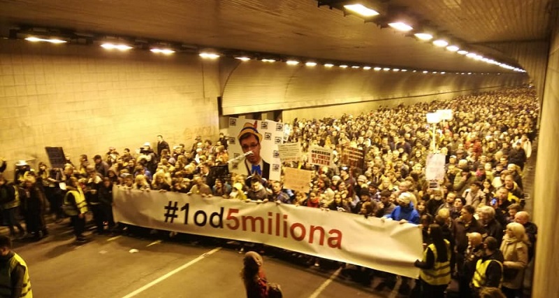 "1 od 5 miliona" marširao "Ulicama laži Aleksandra Vučića": Mogu da očiste zidove od nalepnica, ali nikada neće moći svoj obraz