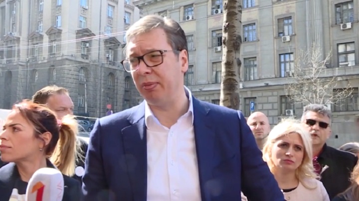 Posle Vučićeve posete obustaviljen do utorka štrajk zaduženih u švajcarcima: Država jeste odgovorna ali nema potpisa ni Đelića, ni Đilasa ni Jelašića Posle Vučićeve posete obustaviljen do utorka štrajk zaduženih u švajcarcima: Država jeste odgovorna ali nema potpisa ni Đelića, ni Đilasa ni Jelašića
