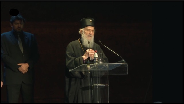 Aleksandar mirotočivi, usamljeni čovek koji se snagom lava, a ponekad i u suzama bori za Kosovo, i patrijarh Irinej