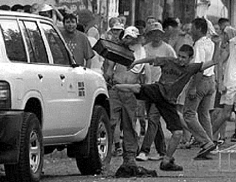 Kad je NATO napao Srbiju, Makedonci su demolirali američku ambasadu u Skoplju