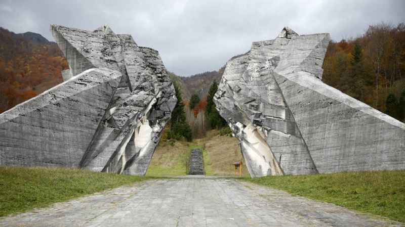 Čak ni za Tuđmanovog života u Hrvatskoj, ni Miloševićevog u Srbiji kompradorske elite nisu tako otvoreno koketirali s fašizmom kao danas