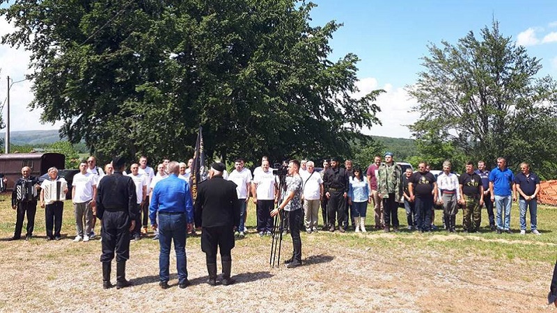 Četnici Velje Ilića zbog gađanja Vučića cipelom u Potočarima, raspisali poternicu za Nihadom Aličkovićem