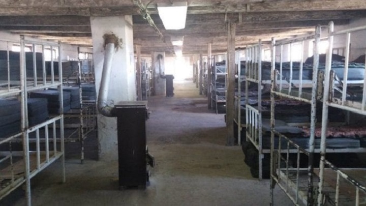 Danas: Dok najpoznatiji rezervista Vojske Srbije spava u kasarni i čuvaju ga Kobre, drugi spavaju u ruševinama na zarđalim metalnim krevetima Danas: Dok najpoznatiji rezervista Vojske Srbije spava u kasarni i čuvaju ga Kobre, drugi spavaju u ruševinama na zarđalim metalnim krevetima