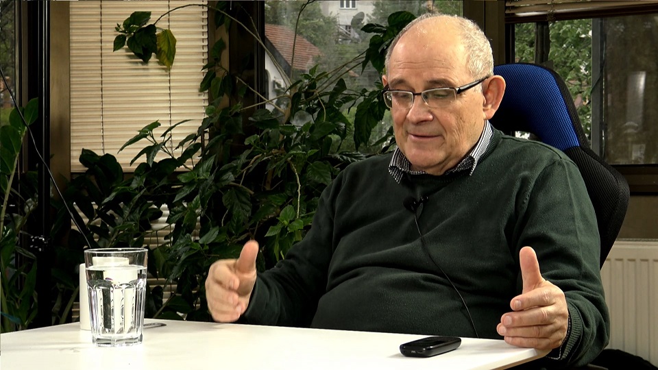 Čavoški: Vučić u Berlinu može da potpiše predaju KiM. Blokirati ga da ne izađe iz Srbije