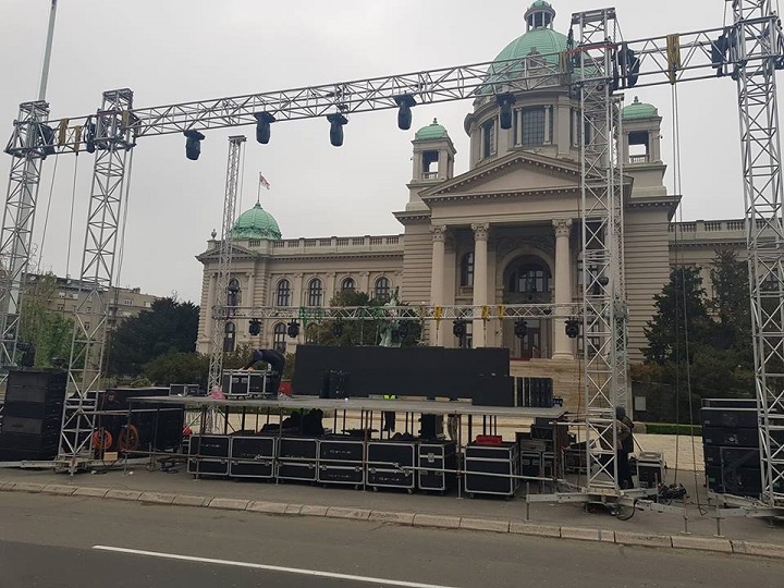Ispred Narodne skupštine postavljena bina za protest „Svi kao jedan -Jedan od pet miliona“