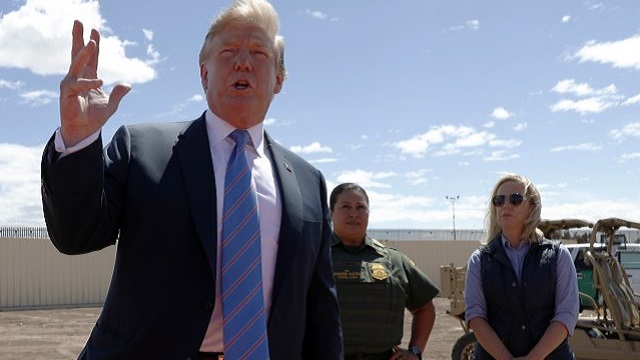 Tramp: Proverio sam zid na granici sa Meksikom, sjajan je! (VIDEO)