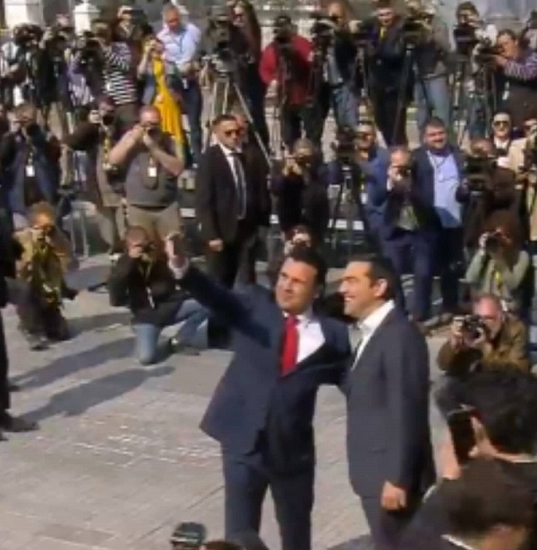 Pobednički selfi: Cipras stigao u prvu zvaničnu posetu Severnoj Makedoniji 