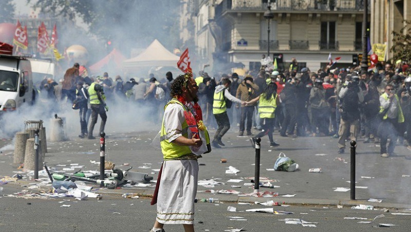 1. maj u Parizu: 165 uhapšenih; 1. maj u Beogradu: Kiša pokvarila krakanluk 1. maj u Parizu: 165 uhapšenih; 1. maj u Beogradu: Kiša pokvarila krakanluk