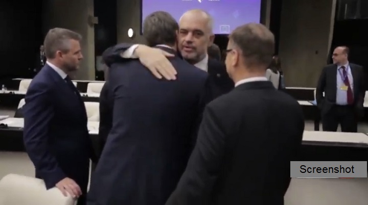 Predsednik Vučić za Dan pobede 9. maja sa Ramom i Tačijem u Tirani