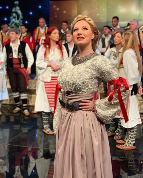 Ivana Jordan - godinama zakopčana do grla i najsmernija na estradi, a onda se u 44. skinula Ivana Jordan - godinama zakopčana do grla i najsmernija na estradi, a onda se u 44. skinula